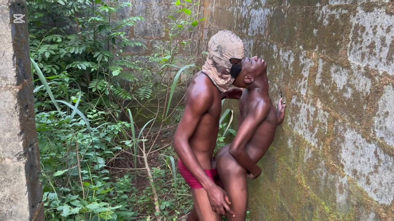 Pa_blo: Den kleinen twink im busch gefickt