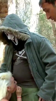 巨乳のふしだらな女は一度に2つのコックを吸うのが大好き
