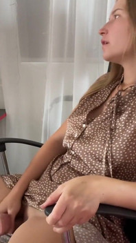Melancap dengan sementara menonton. Orgasme yang tidak dijangka!