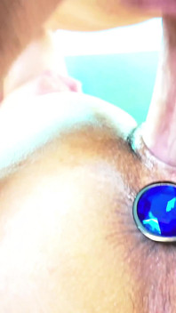 Ben scopata nella figa stretta. il plug rende le cose ancora più intense