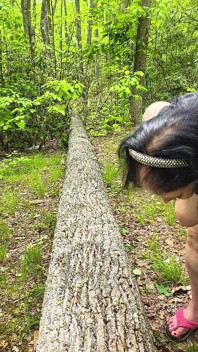 Sugând o paie în pădure ejaculând pe tree pe genunchi