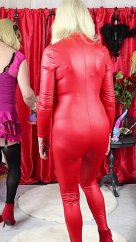 Sissy Dee Se Fait Surprendre En Train De Jouer Avec Les Jouets De Sa Maîtresse