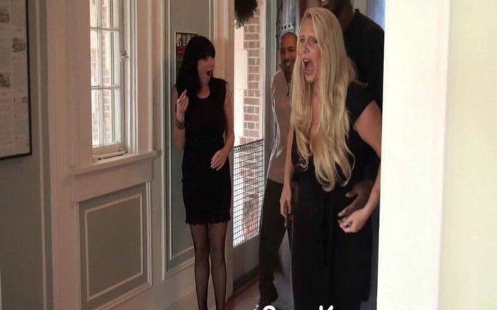 Karen Fisher: Drie hete milfs en twee grote zwarte pikken