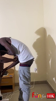 Der schüchterne kaduna-junge kommt vorbei, um zucker zu ficken