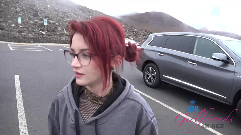 ATK Fans (Girlfriends): Lola fume et caresse une grosse bite