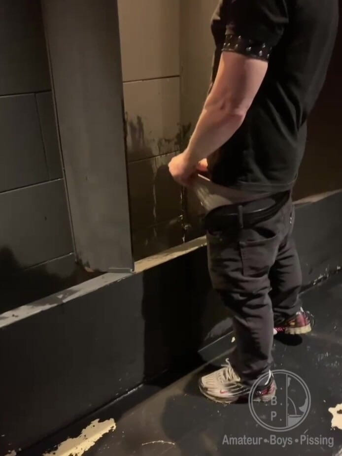 AmateurBoysPissing: Un Garçon Entre Dans Les Toilettes D’un Club Et Surprend...