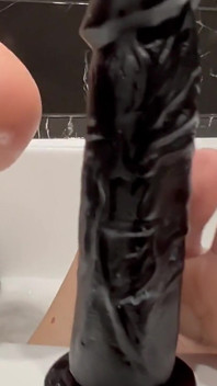Kaki dalam tab mandi dan footjob dengan dildo