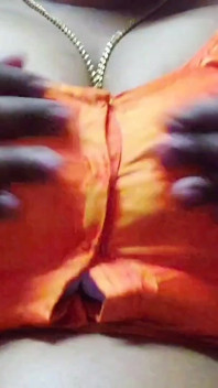 Presionando tetas indias