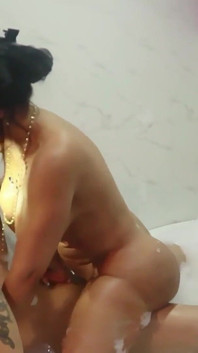 Rondborstige milf zuigt en neukt in de jacuzzi