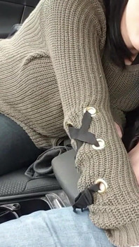Teman wanita Jerman Memberikan Blowjob Di Kereta Dan Menelan Semasa Teman Lelaki Menunggu Upstairs