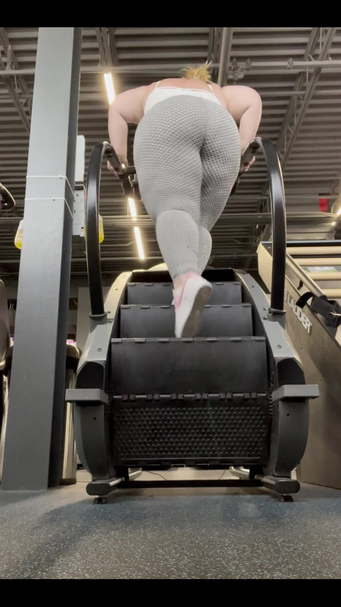 Miss Pink Plush: Vorresti aiutarmi ad allenarmi in palestra o semplicemente guardare il...