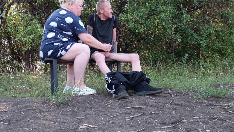 Zona901: Сусідка в парку дрочить мій член, поки я не кінчу
