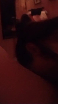 Succhiando il suo cazzo e ne voglio un altro nel mio culo