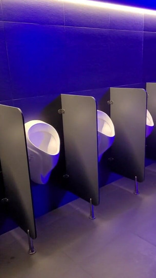 Wanker forever: Рискованно дрочит в общественном туалете