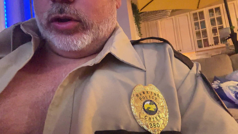 Hand-Free-Daddy-Chub: Офіцер поліції Хокінса Індіани потрапив у пастку в перевернутому світі