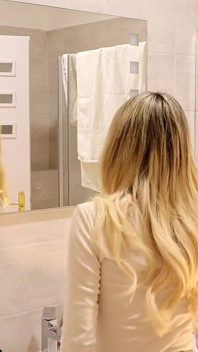 Śliczna gorąca ciasna cipka blondynka w czerwonych rajstopach i mini spódnicy zdejmuje majtki na Flash cipki i tyłek