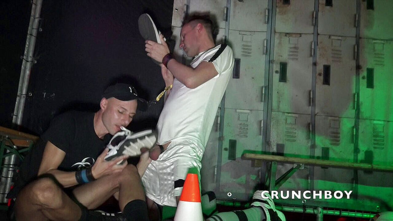 BERLIN BAREBACK CLUB: Доминирование кроссовками в раздевалке с Джордан и Саги