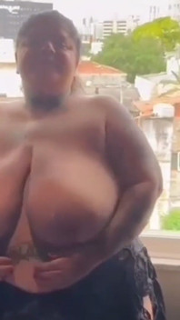 모텔과 페티쉬 내 음란한 남자가 내 가슴을 빨아