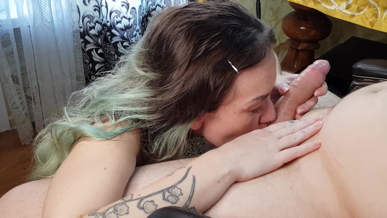 Blowjobs Alice: Une amie s'est mariée et taille une pipe à son amie...