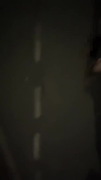 위험한 벌거벗은 산책 산업 지역