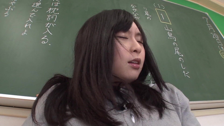 Asian X: Gata geme enquanto é fodida com um vibrador e depois um...