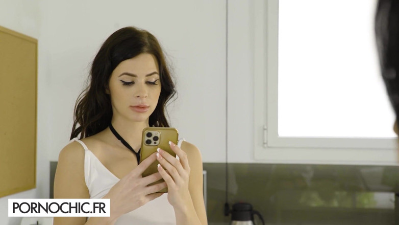Pornochic: Due calde ragazze bisessuali invitano un uomo per un trio