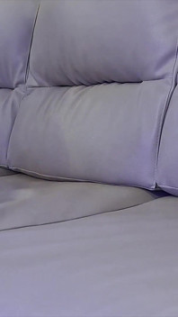 Hon visar sin penis i väntrummet och den stora tjejen gör inget motstånd