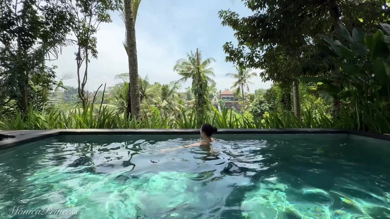 Princess Monica: Tachinare în rochie See-thru în aer liber la piscină, Strip