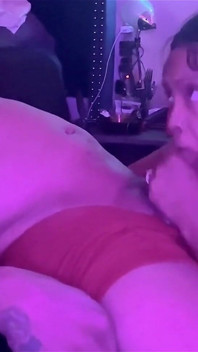 Ebenholz-freundin mit dicken titten gibt besten blowjob der welt
