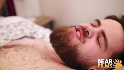 Bear Films: BEARFILMS - Donathan Dramis von jungem bären Claudio White gepinnt und...