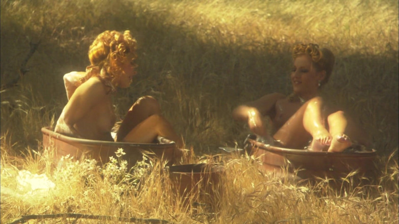 Girl on Girl: Lesbianas eróticas romance apasionadamente en la naturaleza