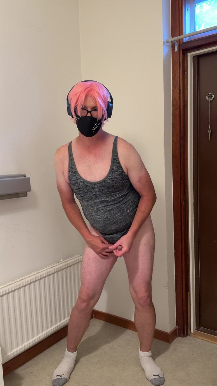 Julia Trans: Trany spanking röv, bollar och onanerar och kommer för pappa