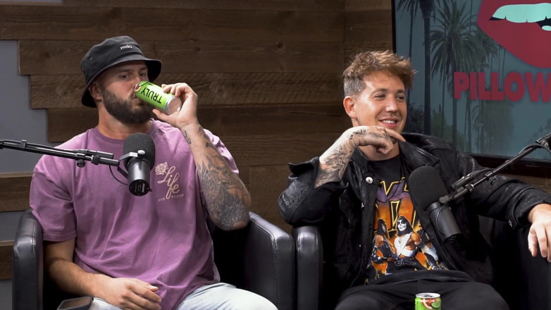 Pillow Talk: Karmen Karma menyembur susu tetek di muka (dihoskan bersama oleh Harry...