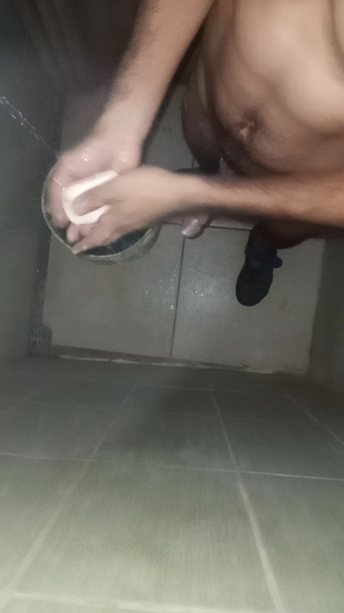 Cute boy jerks off: zayıf adam mastürbasyon yapmak için duş alıyor