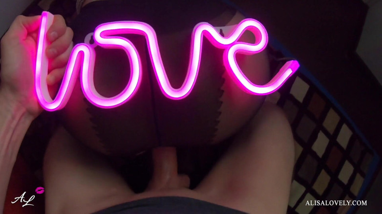 Alisa Lovely: Miluji růžovou lampu a šukání mladé holky s velkým zadkem v...
