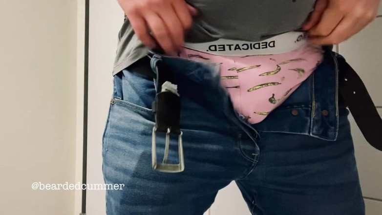 Beardedcummer: Ayah tiri beruang mengambil kencing dalam seluar jeans dan menunjuk-nunjukkan...