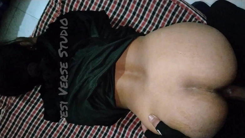 Desi Sex Slave: Desi tiener Bhabhi poesje op zijn hondjes en anaal neuken...