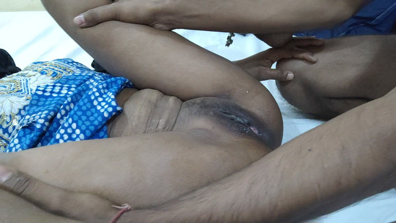 Desi Indian studio: プリヤ・バービ・デヴァルは初めて彼のものをしゃぶった。義理の兄は私のチンコをしゃぶり、その後私の膣に唾を吐き出しました