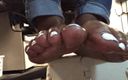 Baby Soles: Titta på mina ebenholtsfötter med vitt nagellack
