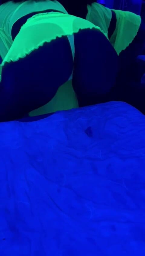 Caramela Sluty Wife: Neon lenjerie lenjerie Twerk twerking corp perfect cu fundul cur...