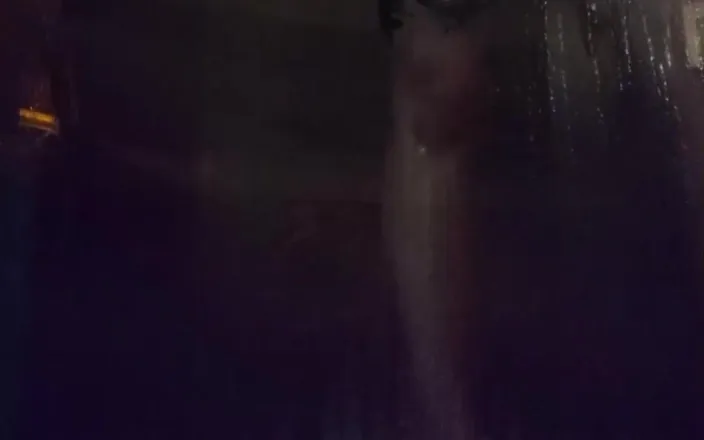 Kndy Kmille: Recording My Tinder Date in the Shower