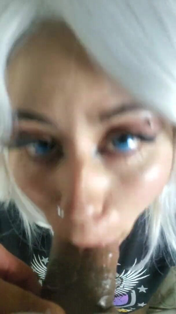 DherlyDoll: În timp ce familia era adunată, i-am oferit o muie...