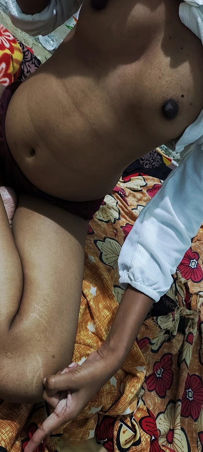 Riya babe: Молодая студентка приходит в ее комнату любовников, чтобы насладиться друг от друга