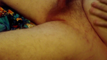 Au79: Zírám na moje stehna a rozkrok ze strany, zatímco masturbuji