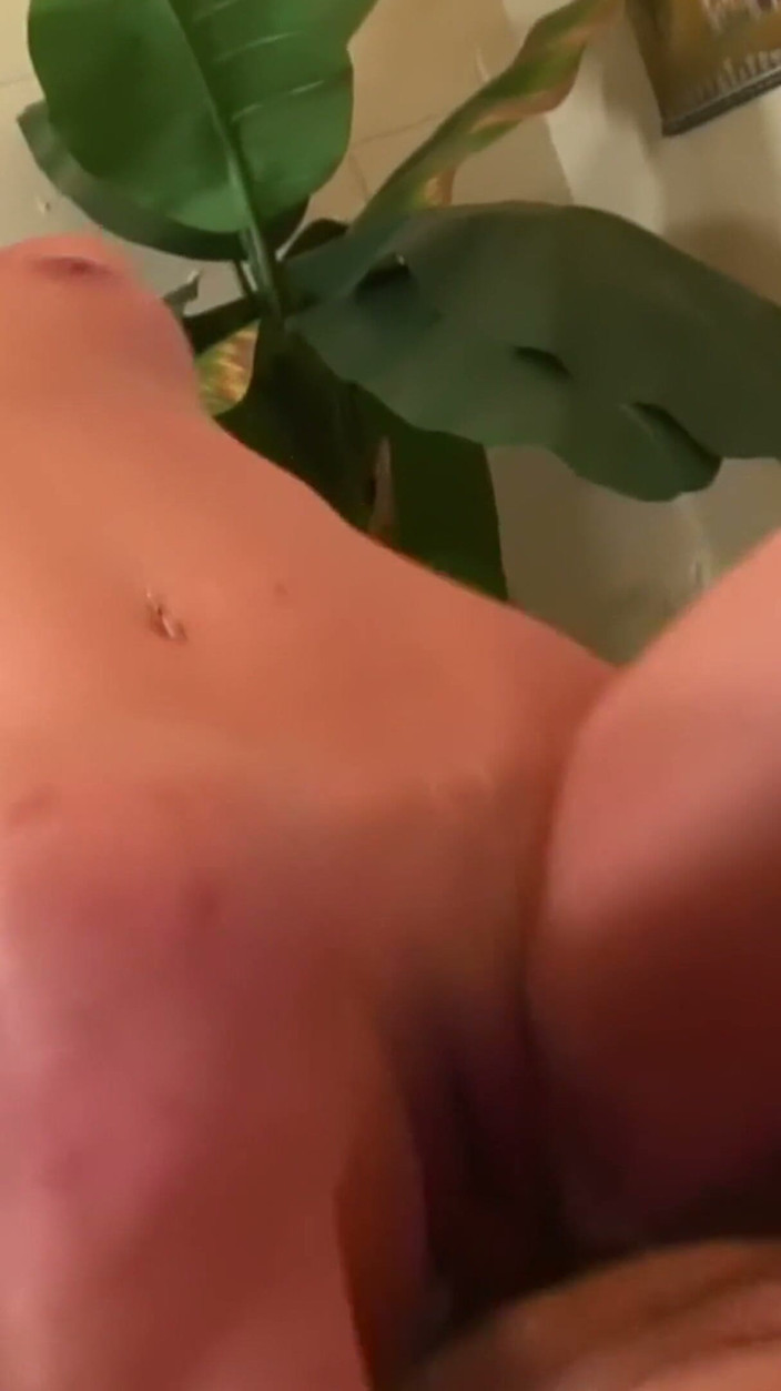 Worldwide Sex Movies: Roze string opzij getrokken - gebruinde brunette berijdt een getatoeëerde dekhengst...