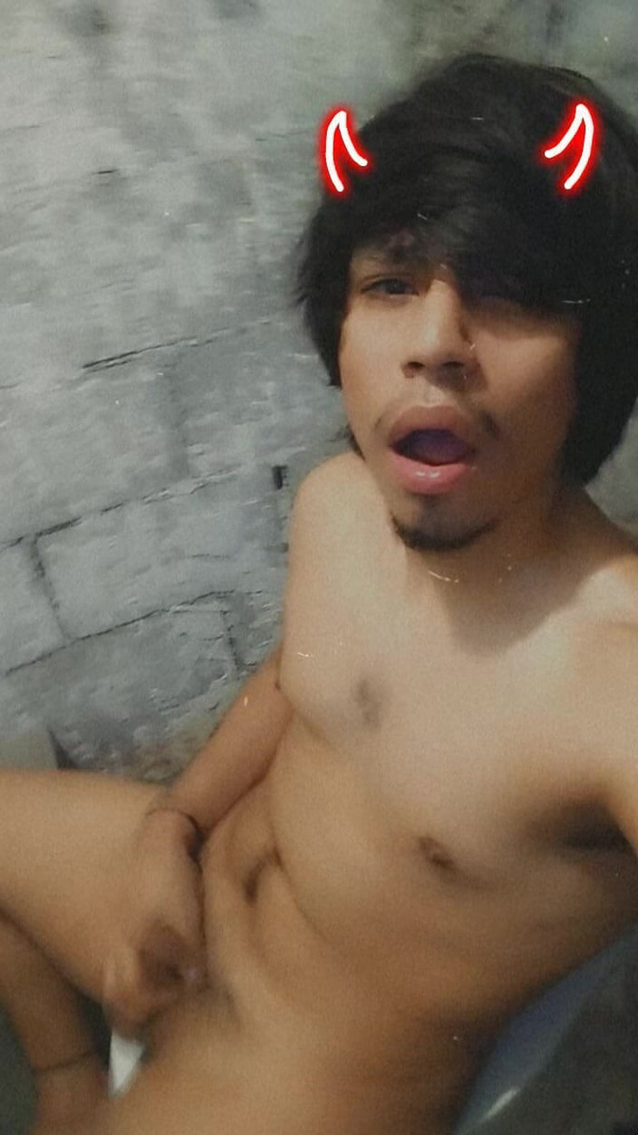AlexAlejandro13: Un diable sexy dans les toilettes