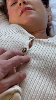 Hete vrouw in panty gecreampied door haar bull, meerdere manieren geneukt, hert kijkt toe op facetime