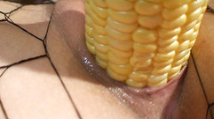 Popp Sylvie: Squirting zweimal mit einem mais auf dem schwanz