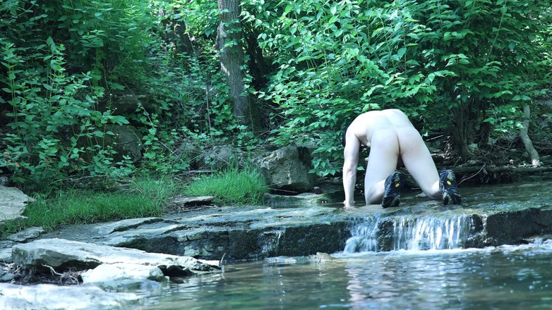 barenakedboy: 滝のそばで体を伸ばし、少しだけプライベートな時間をこっそり取ろうとしている...