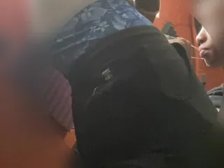 Iubitul ei aproape că a prins-o sugându-mi pula. L-a auzit venind și a încetat să sugă